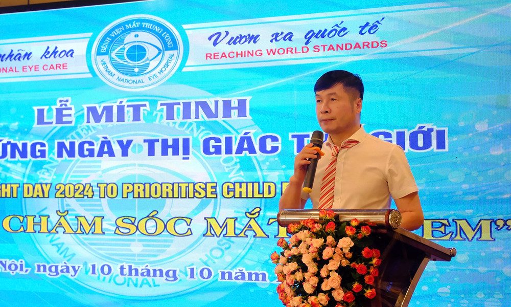 PGS, TS Cung Hồng Sơn, Phó Giám đốc Bệnh viện Mắt trung ương phát biểu tại lễ mít tinh.