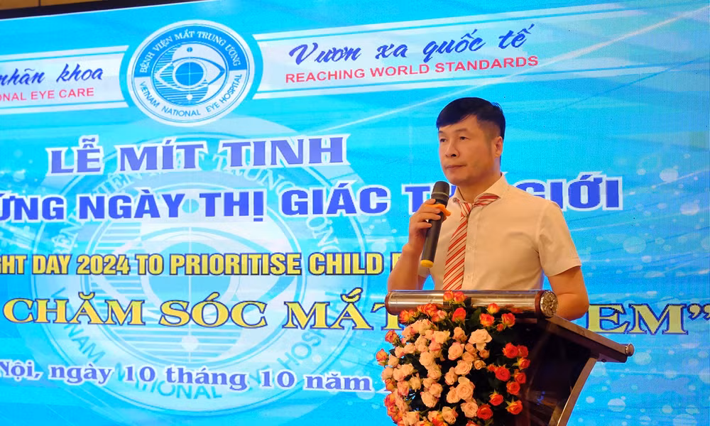PGS, TS Cung Hồng Sơn, Phó Giám đốc Bệnh viện Mắt trung ương phát biểu tại lễ mít tinh.