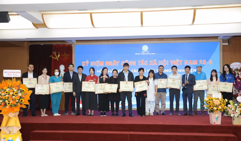 Lãnh đạo Bệnh viện Bạch Mai tặng giấy khen cho các tổ chức, cá nhân là các nhà hảo tâm có nhiều hỗ trợ cho người bệnh nghèo.