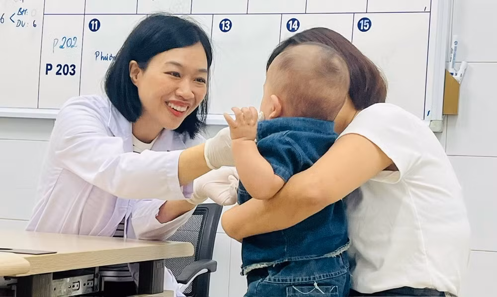 Các bác sĩ kiểm tra, đánh giá ca phẫu thuật điều trị khe hở môi cho cháu bé.