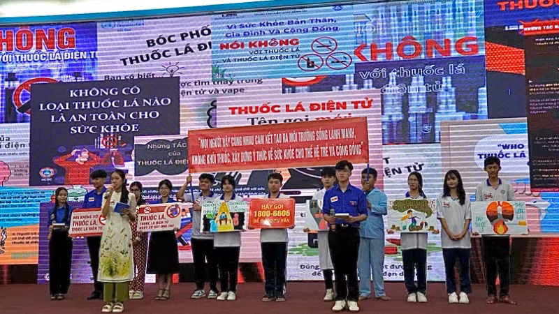 Thanh thiếu niên tỉnh Cà Mau tham dự cuộc thi “Tìm hiểu tác hại của thuốc lá và thuốc lá điện tử”.