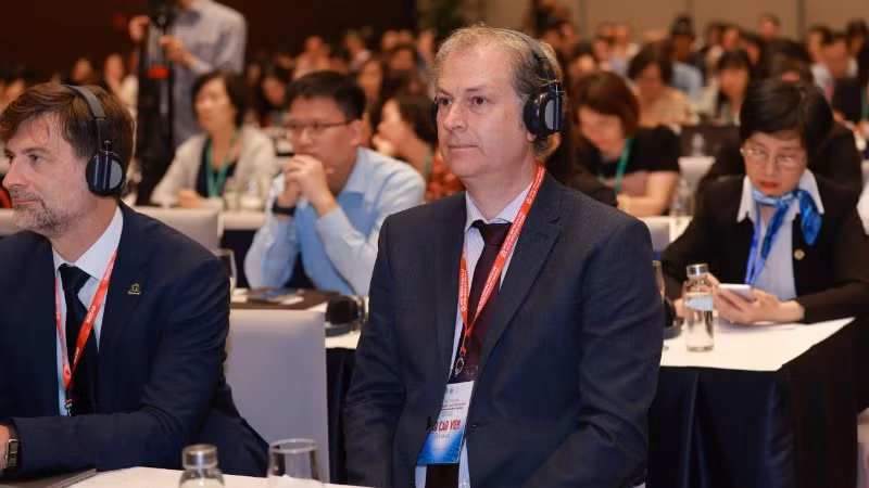 Chuyên gia quốc tế tham dự và báo cáo tại hội thảo.