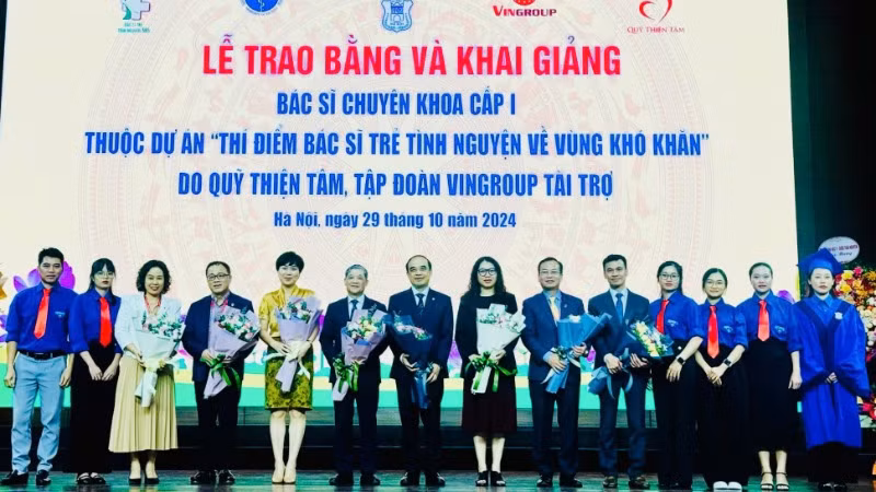 Đại diện học viên tặng hoa Ban Quản lý Dự án 585, lãnh đạo Trường đại học Y Hà Nội và nhà tài trợ.
