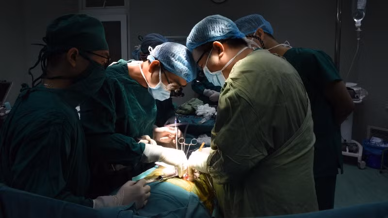 Các bác sĩ Bệnh viện đa khoa hữu nghị Nghệ An thực hiện ca phẫu thuật lấy-ghép tạng từ người cho chết não. (Ảnh: Từ Thành)