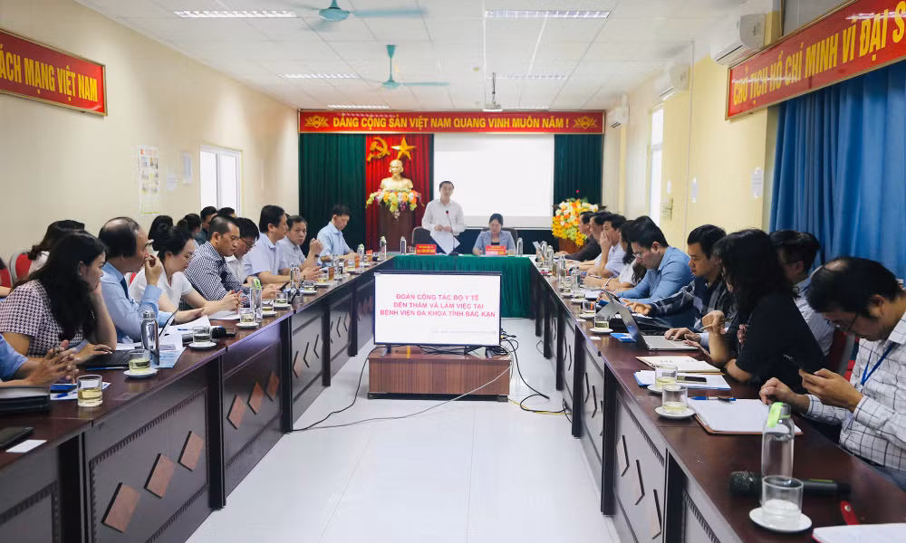 Đoàn công tác của Bộ Y tế và các bệnh viện tuyến trên làm việc với Bệnh viện đa khoa tỉnh Bắc Kạn.