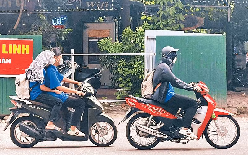 Nhiều học sinh điều khiển xe mô-tô, xe gắn máy có dung tích trên 50cc.