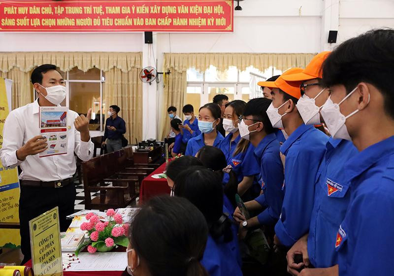 Đại diện doanh nghiệp tư vấn, giới thiệu việc làm cho các sinh viên tại Ngày hội tuyển dụng học sinh-sinh viên năm 2022 tổ chức ở Trường cao đẳng Kinh tế - Kỹ thuật Cần Thơ. (Ảnh TRUNG PHẠM)