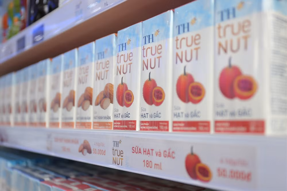 Bộ sản phẩm sữa hạt TH true NUT hoàn toàn không sử dụng đường tinh luyện mà có vị ngọt tự nhiên từ quả chà là đã mở đầu cho cuộc cách mạng các sản phẩm không dùng đường, góp phần cân chỉnh thói quen tiêu dùng và giảm các bệnh mãn tính không lây của thế kỷ 21 như béo phì, tiểu đường, tim mạch…