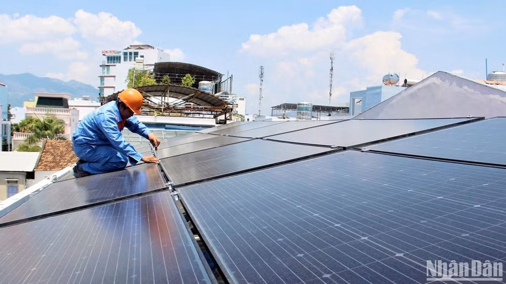 Lắp đặt tấm pin mặt trời trên mái nhà tại Thành phố Hồ Chí Minh. (Ảnh: Hoàng Anh)