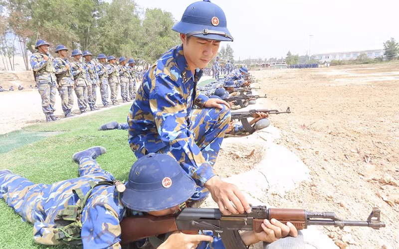 Chiến sĩ mới thuộc Trung tâm Huấn luyện Vùng 2 Hải quân luyện tập bắn súng tiểu liên AK.