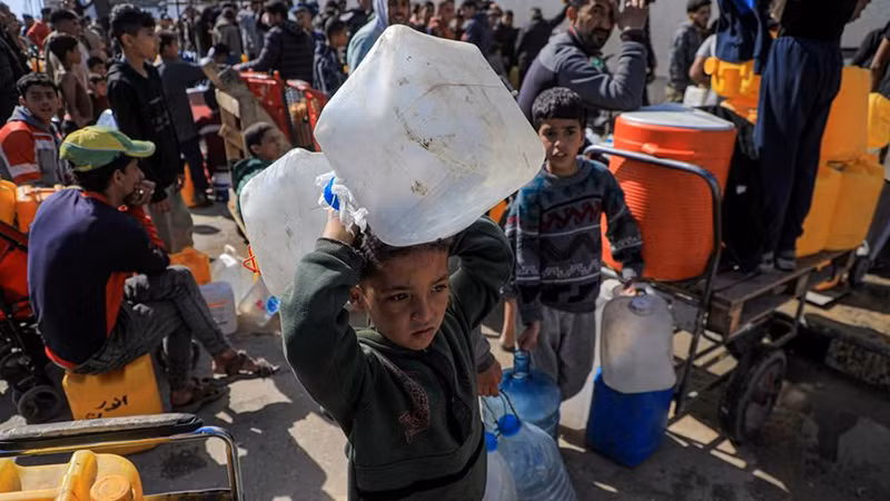 Người dân Gaza chờ nhận hàng cứu trợ. (Ảnh TÂN HOA XÃ)