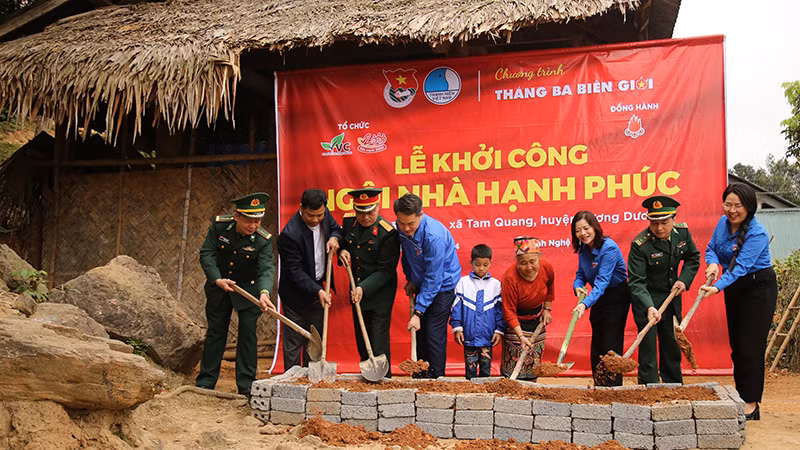 Đại diện Trung ương Đoàn, Trung ương Hội Liên hiệp Thanh niên Việt Nam và các đơn vị liên quan khởi công xây dựng một “Ngôi nhà hạnh phúc” tại xã Tam Quang, huyện Tương Dương, tỉnh Nghệ An. 