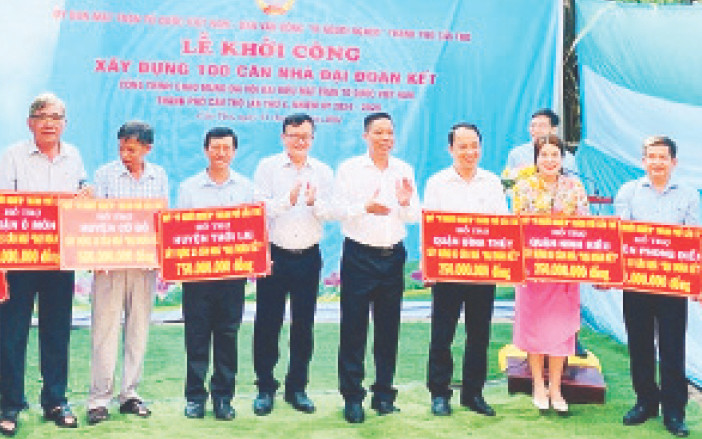 Lãnh đạo Ủy ban Mặt trận Tổ quốc Việt Nam thành phố Cần Thơ trao bảng tượng trưng cho các quận, huyện tại lễ khởi công.