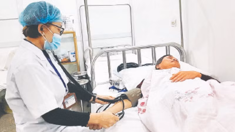 Bác sĩ Nguyễn Thị Hằng, Trưởng trạm y tế phường Thị Cầu, TP Bắc Ninh thăm khám cho bệnh nhân tại cơ sở.