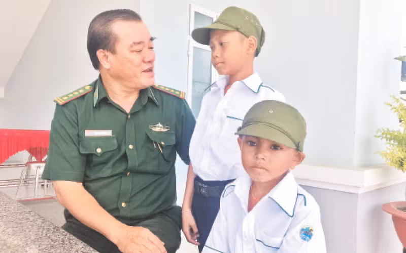 Lãnh đạo Bộ Chỉ huy Bộ đội Biên phòng tỉnh Tây Ninh thăm hỏi các em học sinh là con nuôi của đơn vị.