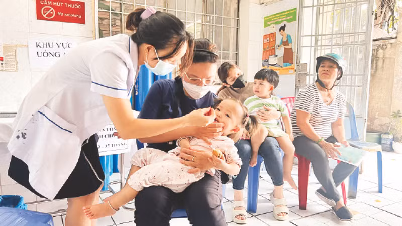 Thành công của những đợt uống Vitamin A tại phường, xã hằng năm có sự đóng góp nhiệt tình của cộng tác viên sức khỏe cộng đồng.