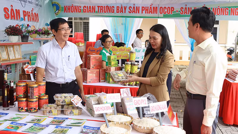 Một gian trưng bày sản phẩm OCOP của tỉnh Quảng Ngãi.