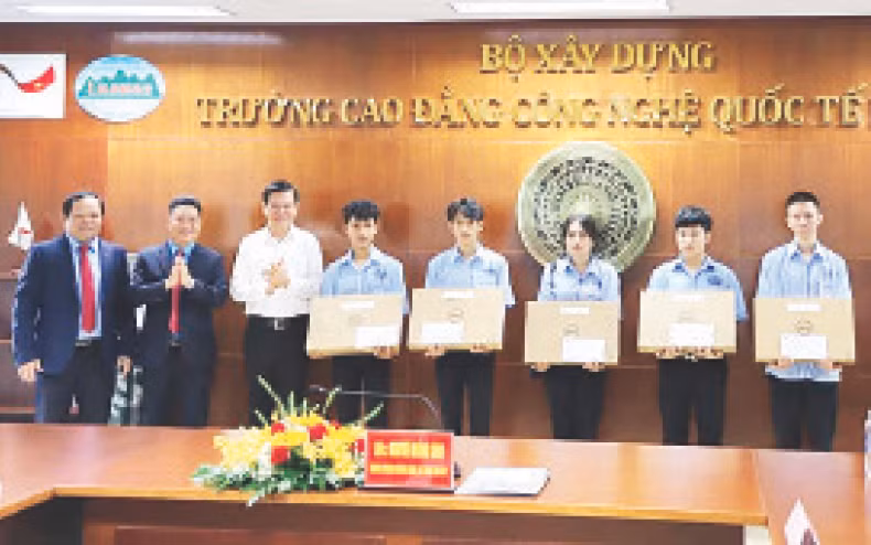 Lãnh đạo tỉnh Đồng Nai tặng quà học viên đang theo học ngành hàng không tại Trường cao đẳng Công nghệ quốc tế Lilama 2.