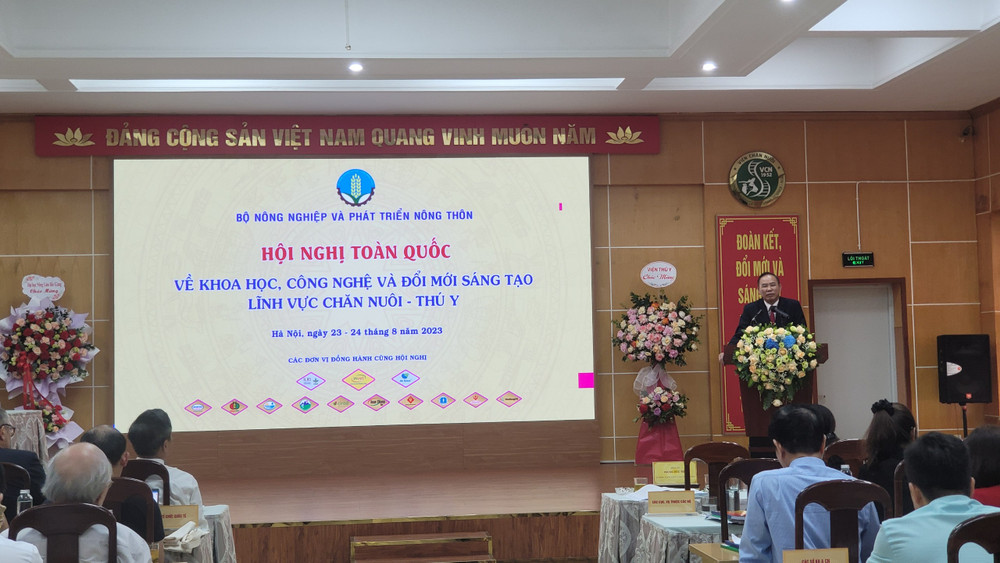 Thứ trưởng Nông nghiệp và Phát triển nông thôn Phùng Đức Tiến phát biểu tại hội nghị.