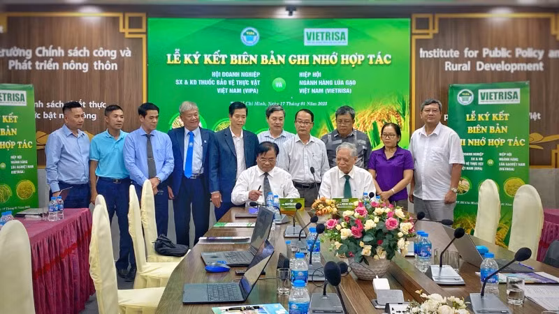 Chủ tịch VIPA Nguyễn Văn Sơn và Chủ tịch VIETRISA Bùi Bá Bổng, ký biên bản ghi nhớ hợp tác. 