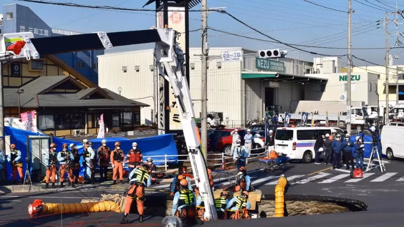 Lực lượng cứu hộ giải cứu tài xế xe tải bị mắc kẹt trong hố tử thần ở thành phố Yashio, Nhật Bản ngày 28/1/2025. (Ảnh: Kyodo/TTXVN)