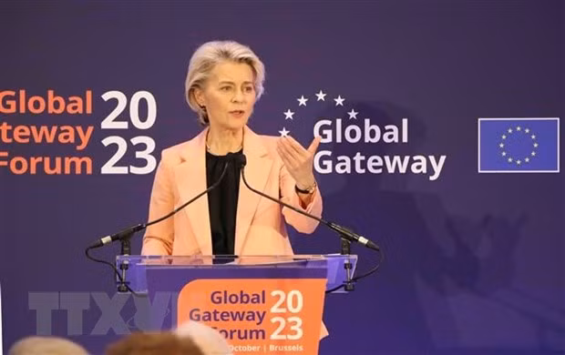 Chủ tịch Ủy ban châu Âu (EC) Ursula von der Leyen phát biểu tại phiên khai mạc diễn đàn. (Ảnh: TTXVN)
