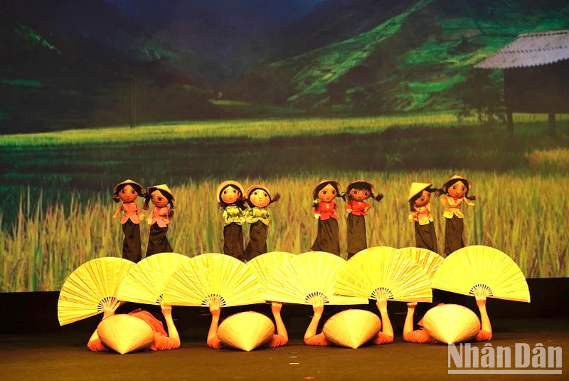 Tiết mục rối đã giới thiệu nét độc đáo của sân khấu Việt Nam. (Ảnh Minh Giang)