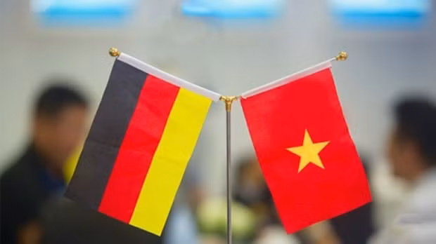 Quốc kỳ Việt Nam và Đức. (Ảnh: TTXVN)