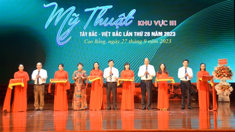 Các đại biểu cắt băng khai mạc triển lãm.