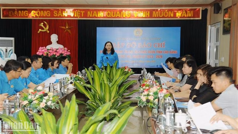 Lãnh đạo Liên đoàn Lao động tỉnh Cao Bằng cung cấp thông tin cho các cơ quan báo chí.