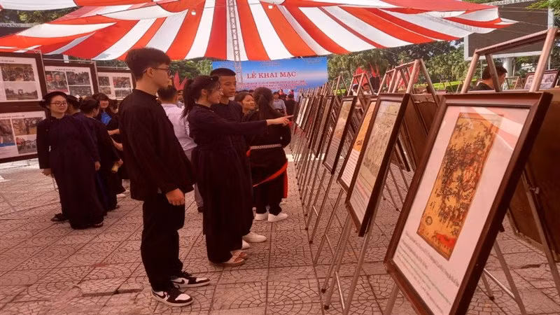 Học sinh các dân tộc tỉnh Cao Bằng tham quan triển lãm.