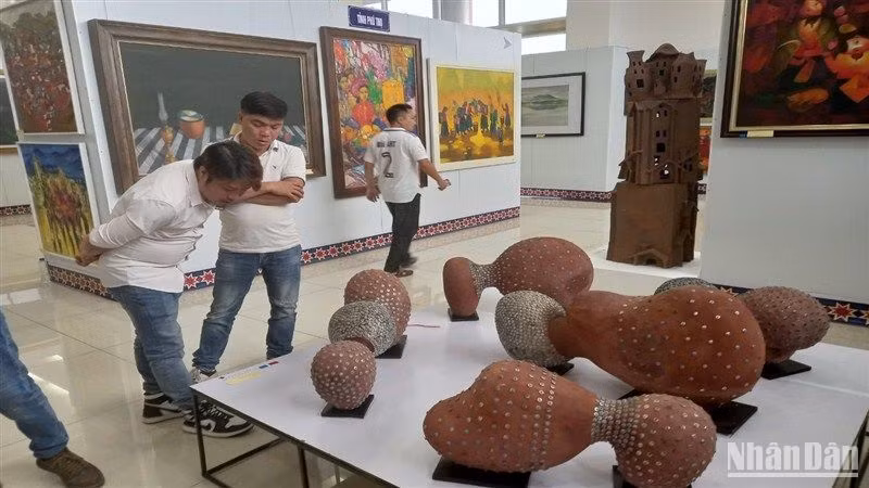 Người yêu mỹ thuật chiêm ngưỡng các tác phẩm trưng bày tại triển lãm.