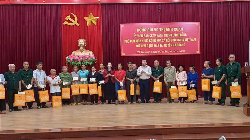 Đồng chí Võ Thị Ánh Xuân và lãnh đạo tỉnh Cao Bằng tặng quà gia đình chính sách huyện Hà Quảng.