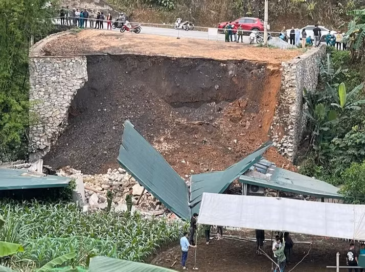 Bờ kè bị sạt lở dài hơn 27m và cao khoảng 4,5m.