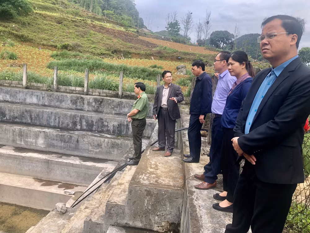 Đoàn công tác của Chủ tịch Ủy ban nhân dân tỉnh Cao Bằng kiểm tra và chỉ đạo khắc phục tình trạng thiếu nước sinh hoạt của đồng bào ở vùng Lục Khu.