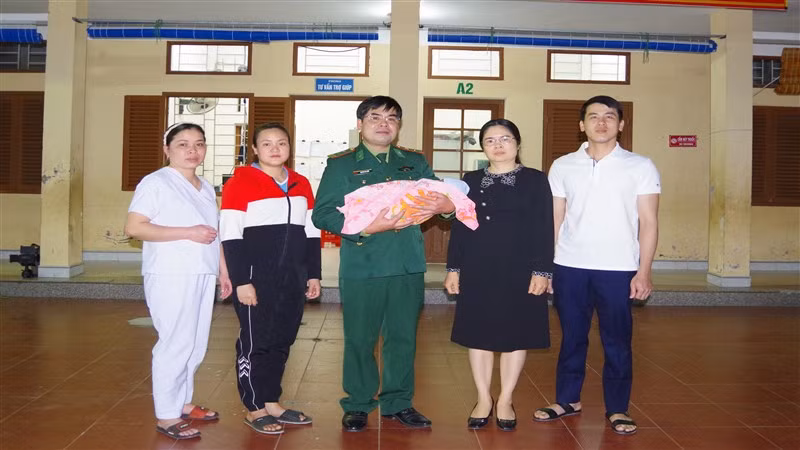 Đồn Biên phòng Cần Yên bàn giao cháu bé là nạn nhân của tội phạm mua bán người cho Trung tâm Bảo trợ xã hội tỉnh Cao Bằng chăm sóc.