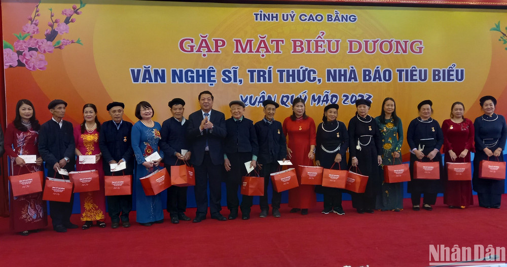 Bí thư Tỉnh ủy Cao Bằng Trần Hồng Minh tặng quà văn nghệ sĩ, trí thức, nhà báo tiêu biểu.