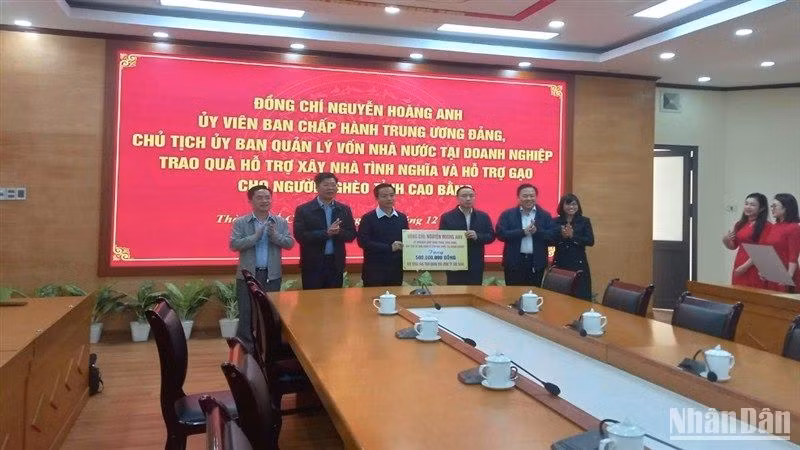 Đoàn công tác Ủy ban Quản lý vốn Nhà nước tại doanh nghiệp trao hỗ trợ xây dựng nhà tình nghĩa cho hộ nghèo ở thành phố Cao Bằng, tỉnh Cao Bằng.