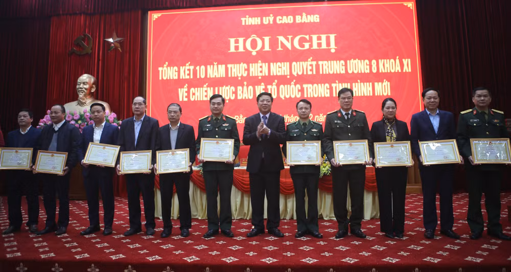 Đồng chí Trần Hồng Minh, Bí thư Tỉnh ủy Cao Bằng trao Bằng khen của Ủy ban nhân dân tỉnh Cao Bằng tặng các tập thể thực hiện tốt "Chiến lược bảo vệ Tổ quốc trong tình hình mới".
