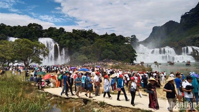 Du khách tham quan Khu du lịch thác Bản Giốc, xã Đàm Thủy, huyện Trùng Khánh, tỉnh Cao Bằng.