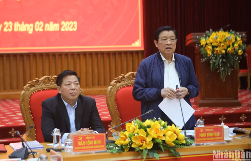 Đồng chí Phan Đình Trạc phát biểu ý kiến tại buổi làm việc với lãnh đạo tỉnh Cao Bằng.