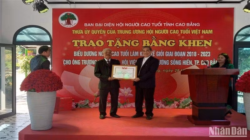 Ban đại diện Người cao tuổi tỉnh Cao Bằng trao Bằng khen của Trung ương Hội Người cao tuổi Việt Nam cho hội viên.