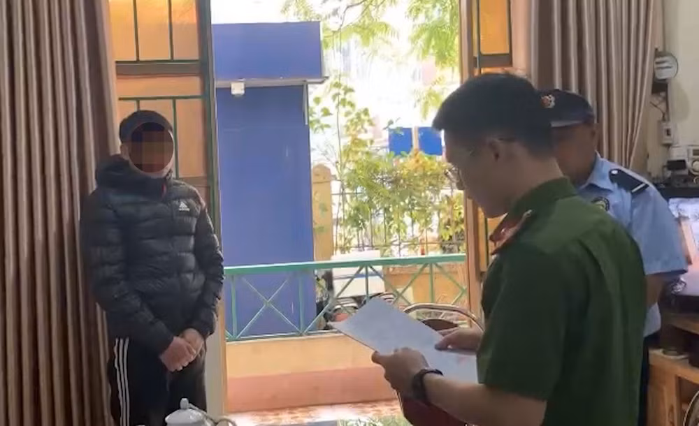 Cơ quan Công an thi hành lệnh bắt đối tượng vận chuyển động vật nguy cấp, quý hiếm. (Ảnh: Công an Cao Bằng)