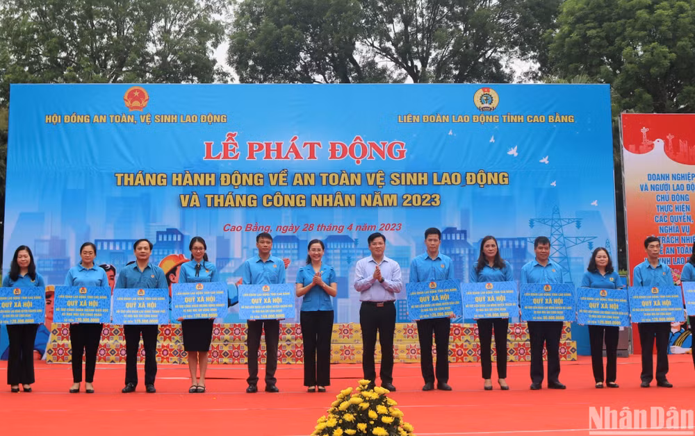 Lãnh đạo Ủy ban nhân dân tỉnh Cao Bằng và Liên đoàn Lao động tỉnh Cao Bằng trao kinh phí hỗ trợ xây dựng nhà "Mái ấm Công đoàn".