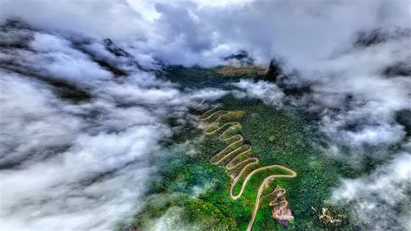 Thắng cảnh đèo 15 tầng, ở xã Xuân Trường, huyện Bảo Lạc, tỉnh Cao Bằng. Ảnh: Vũ Mạnh Cường.