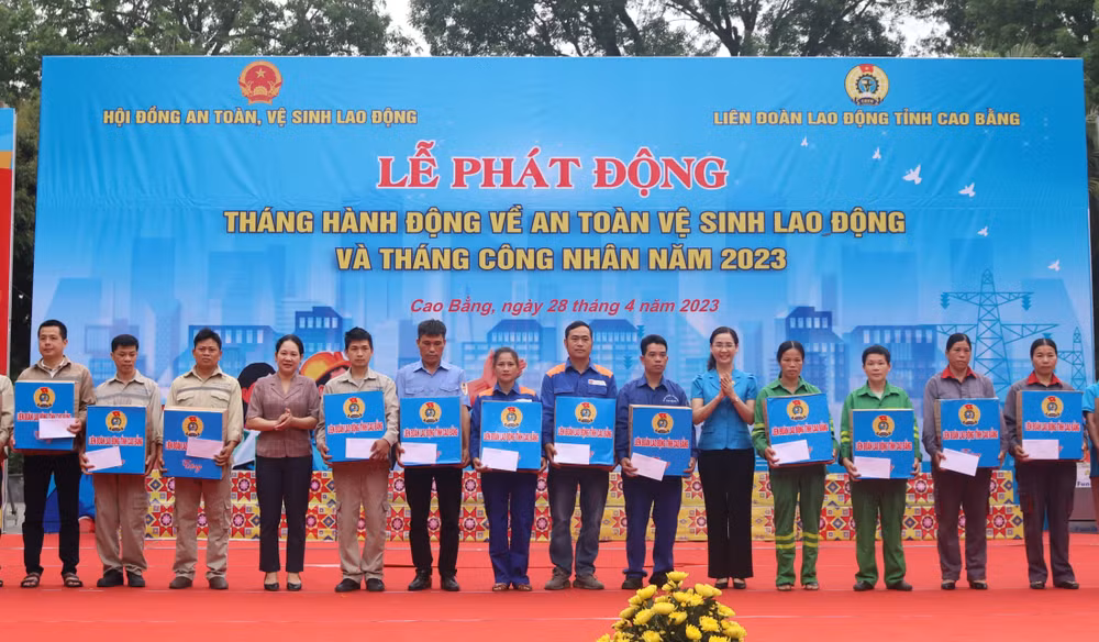 Đại biểu tặng quà lao động hoàn cảnh khó khăn.