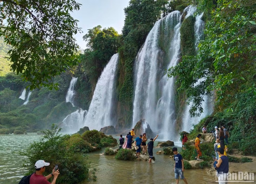 Lượng nước dồi dào đổ về đã tạo cảnh quan đẹp tại khu vực thác Bản Giốc.
