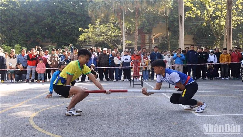 Các vận động viên thi đấu môn đẩy gậy.