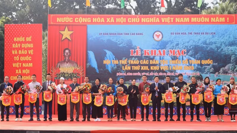 Ban Tổ chức trao cờ lưu niệm cho các đoàn tham dự Hội thi.