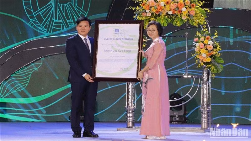 Lãnh đạo tỉnh Cao Bằng đón nhận Bằng chứng nhận danh hiệu Công viên địa chất toàn cầu UNESCO non nước Cao Bằng sau kỳ tái thẩm định lần thứ 1.